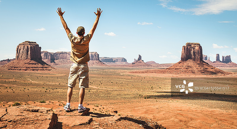 纪念碑谷的幸福男人-纳瓦霍部落国家公园图片素材