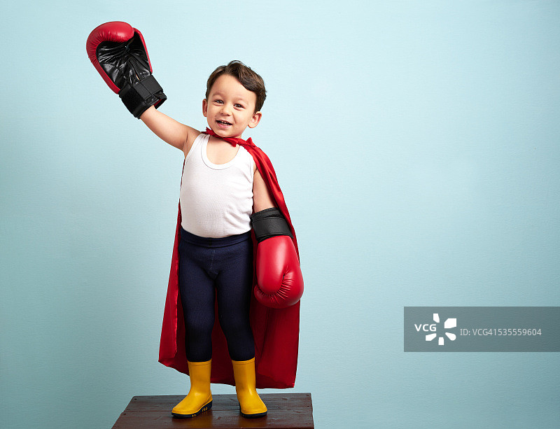 举手庆祝胜利的拳击手儿童图片素材