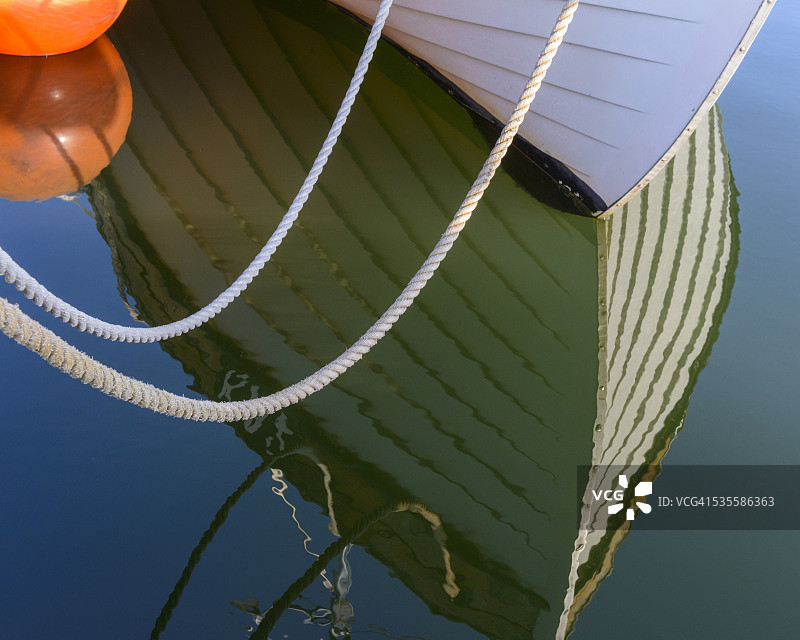 瑞典布莱金厄，水中倒影的船只图片素材