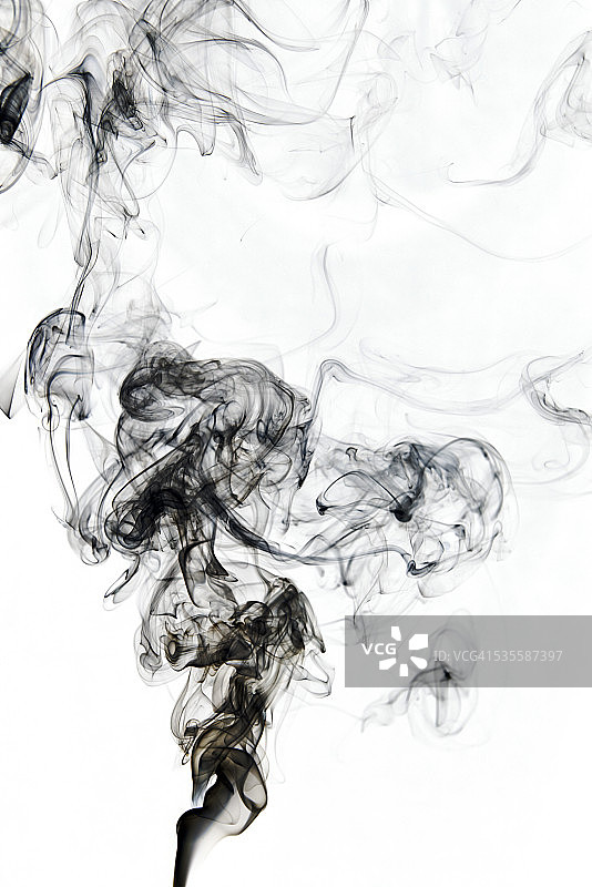 白色背景上的黑烟，影棚拍摄图片素材