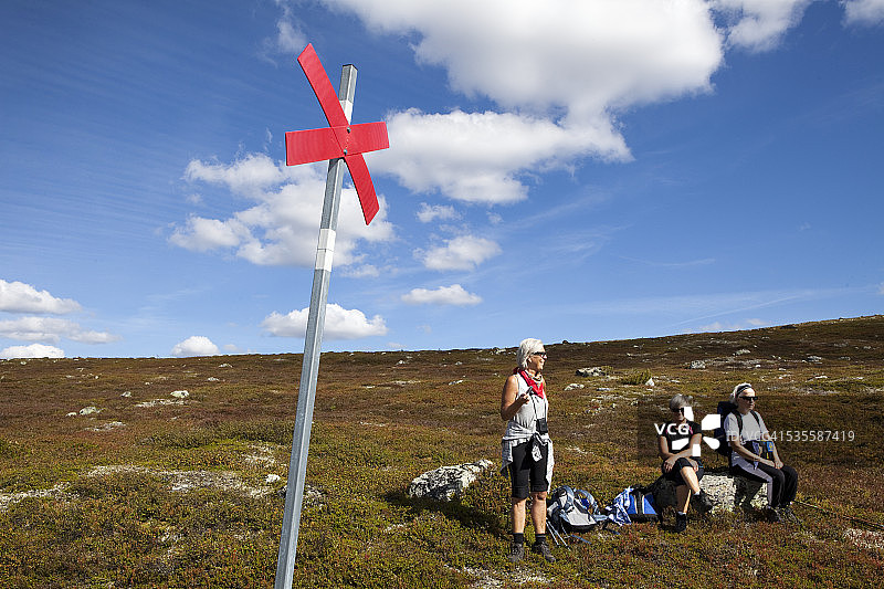 年长的妇女徒步旅行图片素材