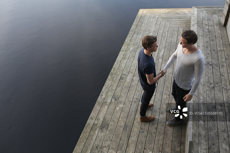码头上的年轻男人图片素材
