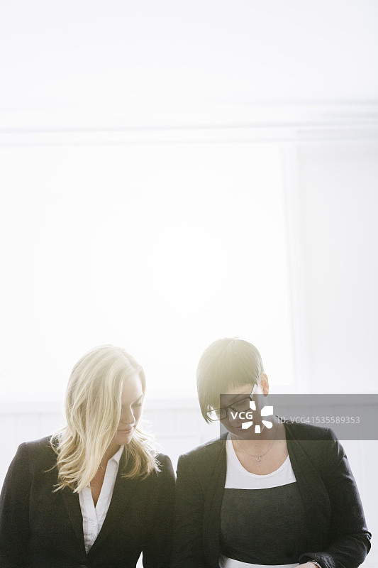 在办公室里的年轻女性图片素材