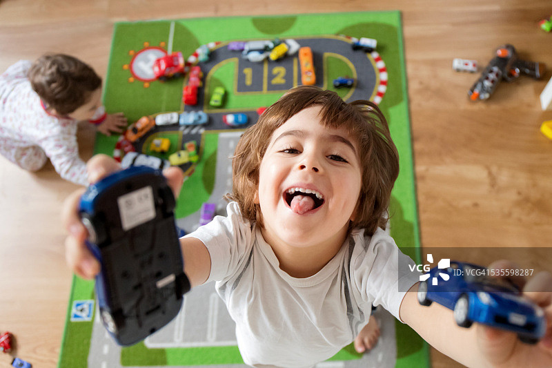 在游戏室里的男孩们图片素材