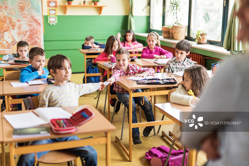 小学生传纸条图片素材