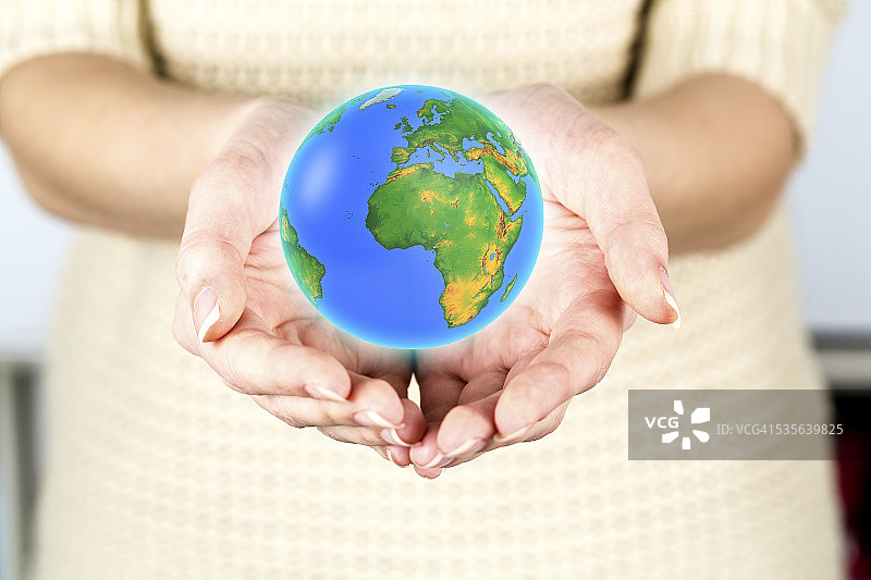手中拿着地球的人图片素材