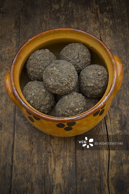 深色木头上的猪肝饺子图片素材