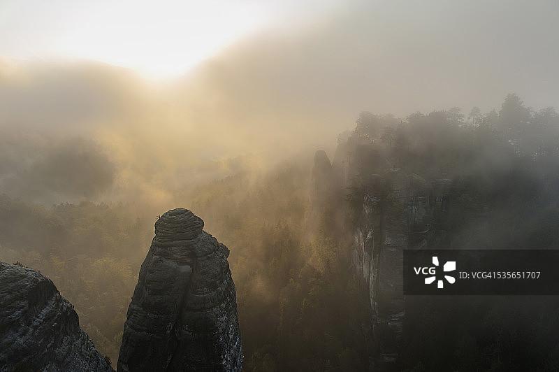德国萨克森瑞士国家公园巴斯泰岩石雾景图片素材
