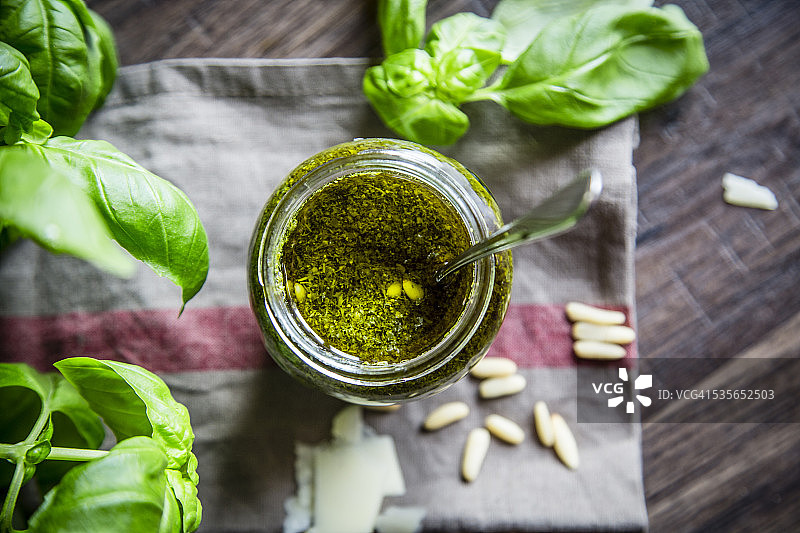 一杯自制热那亚香蒜酱图片素材