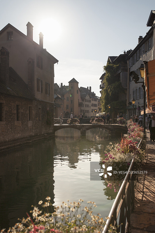 法国萨瓦省阿讷西古镇中心和蒂尤河上的桥梁图片素材