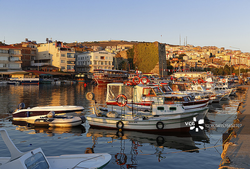 土耳其黑海地区锡诺普省：渔港和堡垒的傍晚景色图片素材