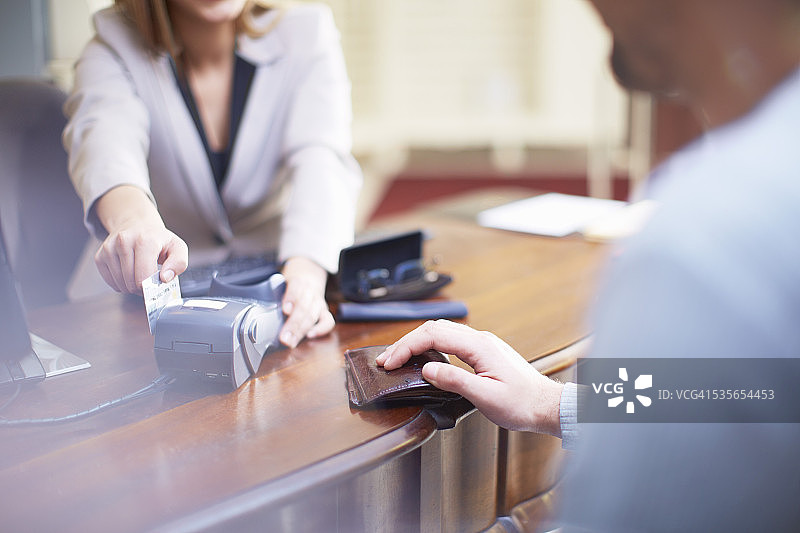在柜台用信用卡支付的男人图片素材