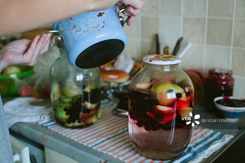 女人在厨房准备苹果蜜饯图片素材