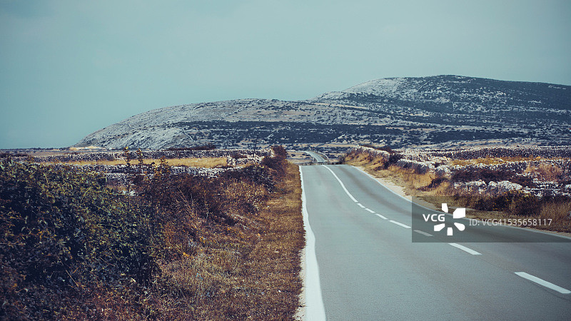 克罗地亚利卡-塞尼县诺瓦利亚的乡村公路图片素材