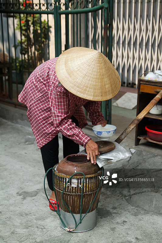 越南女人在顺化市售卖豆腐花图片素材
