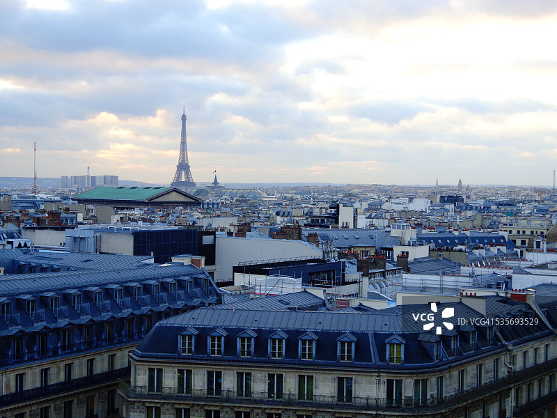 法国巴黎的天际线和埃菲尔铁塔图片素材