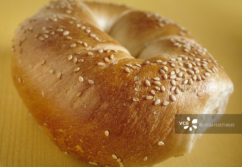 新鲜的芝麻籽面包圈图片素材