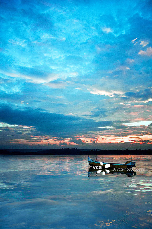 黎明时分河上的渔船图片素材