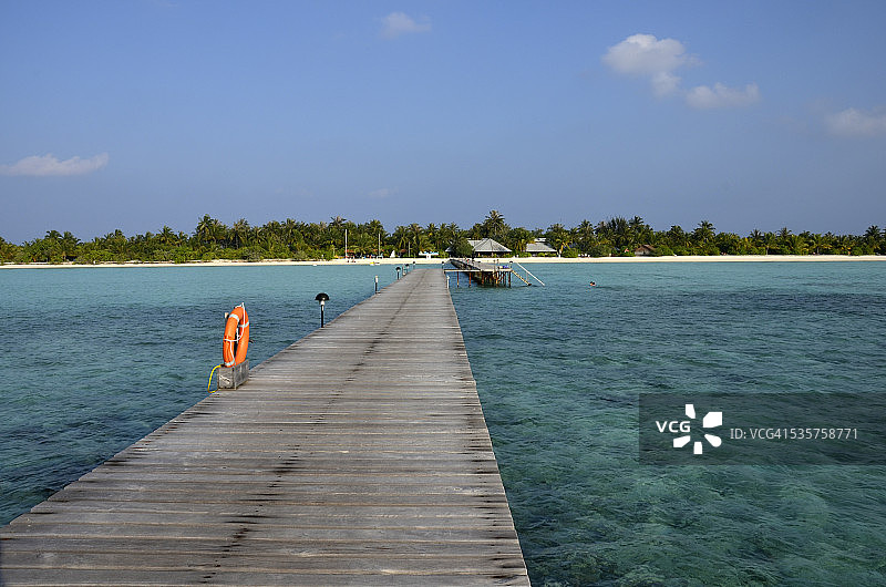 马尔代夫博杜芬霍岛的木制码头图片素材