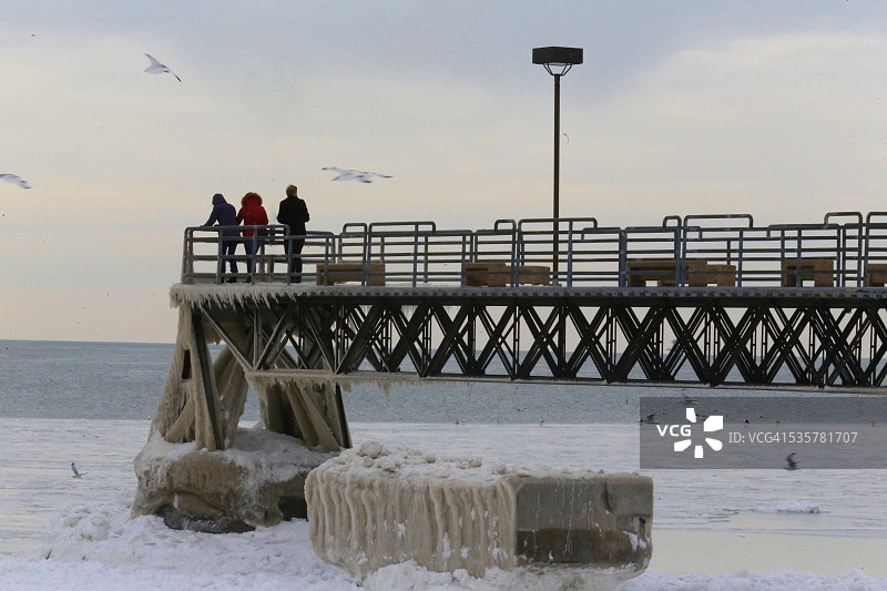 冰封的行人码头图片素材