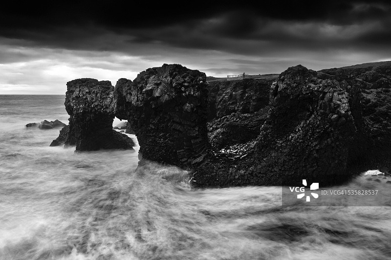 冰岛灰色调暴风雨海景与天然拱门图片素材