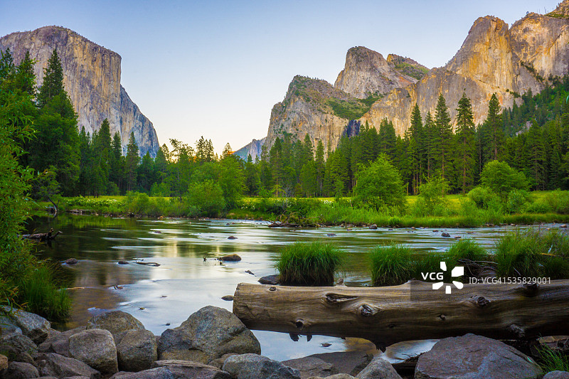 美国加利福尼亚州优胜美地国家公园：山谷景色，远处是酋长岩和新娘面纱瀑布图片素材