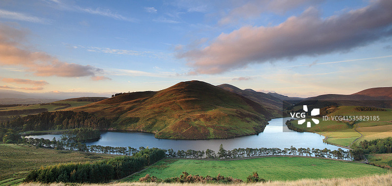 英国苏格兰米德洛锡安，从山坡田野和格兰科斯水库眺望彭特兰山图片素材