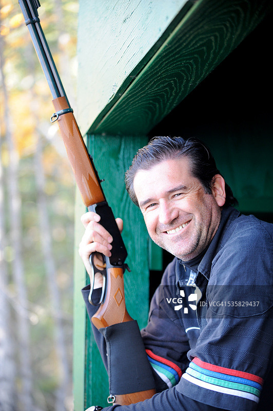 加拿大育空地区凯瑟琳湖猎人持枪图片素材