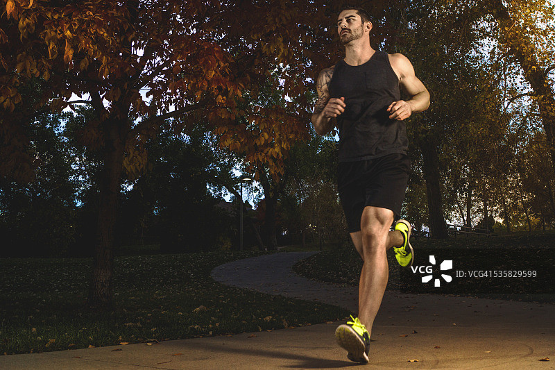 美国科罗拉多州布鲁姆菲尔德县，男性运动员慢跑图片素材