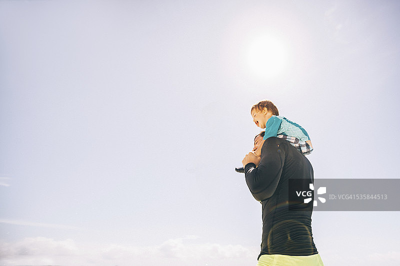 背着 piggy back 行走图片素材