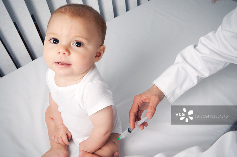 在医生办公室接受疫苗注射的婴儿图片素材