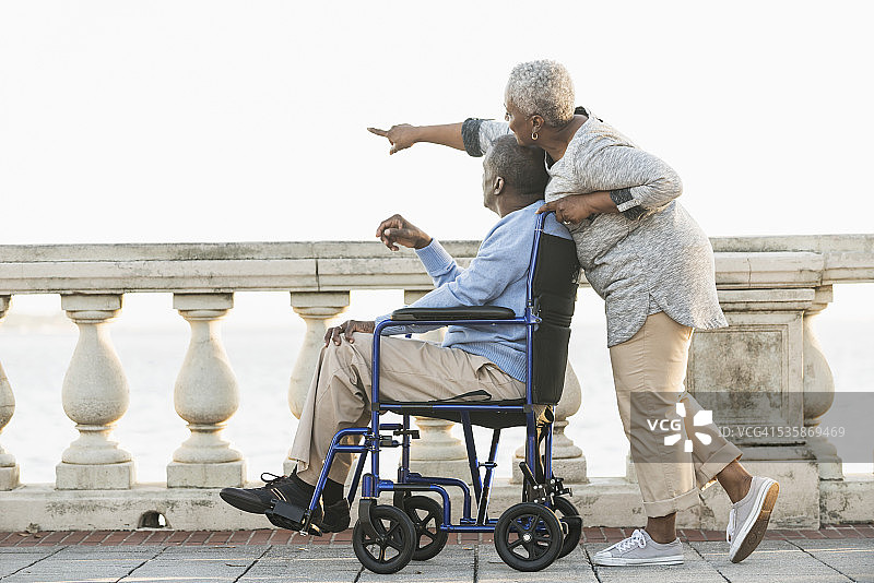 老年夫妇和坐轮椅的男人图片素材