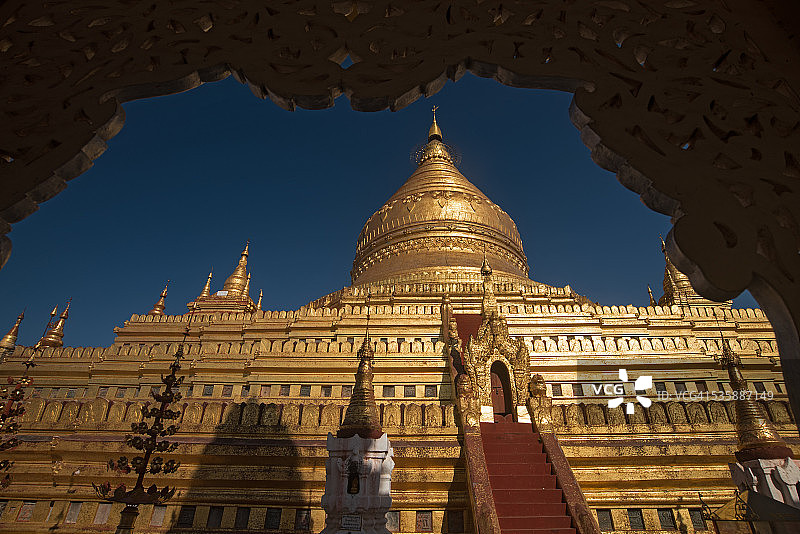 透过门看到的蒲甘瑞西光塔图片素材