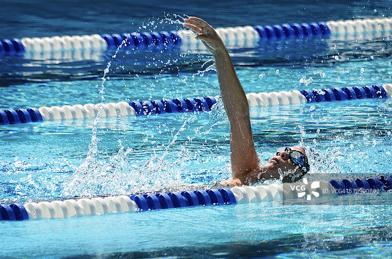 在游泳池里比赛的拉丁裔男孩图片素材