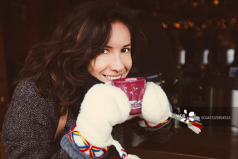 拿着热红酒杯的漂亮女人图片素材