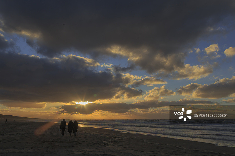 在阳光下散步图片素材