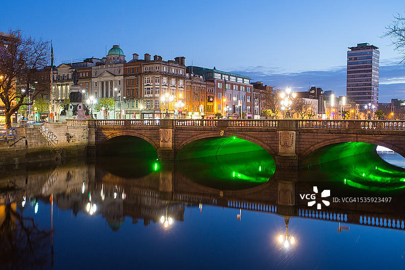 黎明时分的奥康奈尔桥图片素材