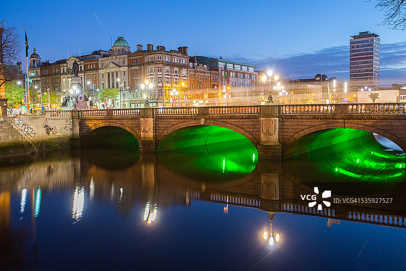 黎明时分的奥康奈尔桥图片素材