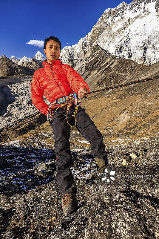 尼泊尔“珠穆朗玛峰夏尔巴”在喜马拉雅山攀登图片素材