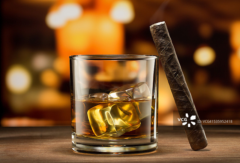 酒吧里的威士忌和雪茄图片素材