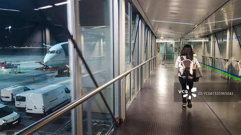 女人登上飞机图片素材