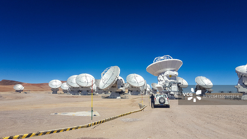 女子和汽车遥望射电望远镜图片素材