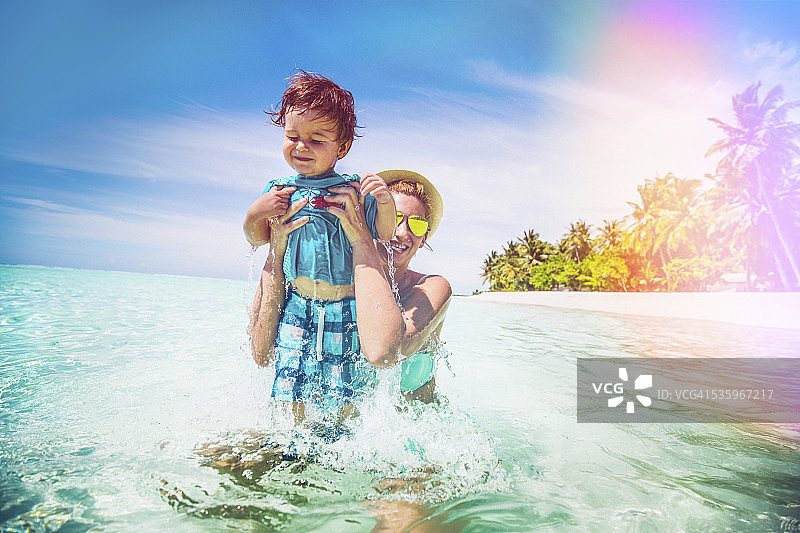 母子在海边游玩图片素材