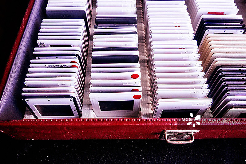 便携存储盒中的35毫米幻灯片图片素材