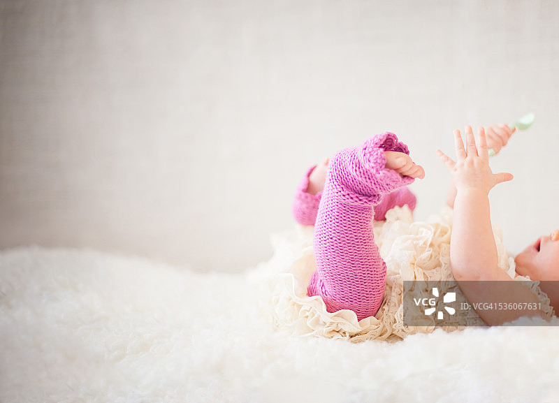 玩耍的婴儿女孩图片素材