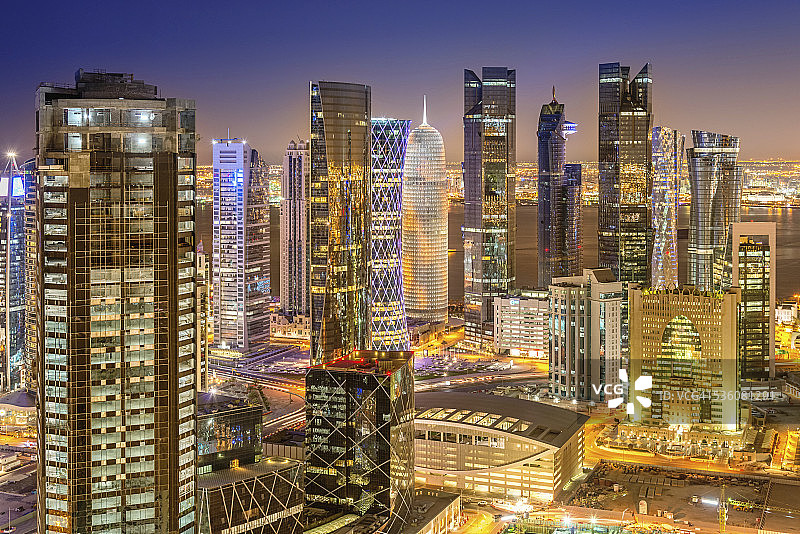 夜幕下的卡塔尔多哈天际线鸟瞰图片素材