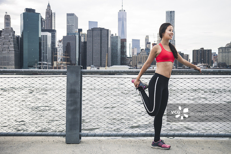 在城市中健身和锻炼图片素材