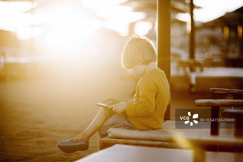 使用平板电脑的男孩图片素材