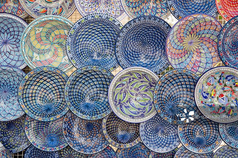 纪念品摊位上的手绘盘子图片素材