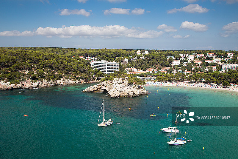 卡拉加尔达纳海湾和海滩的帆船图片素材